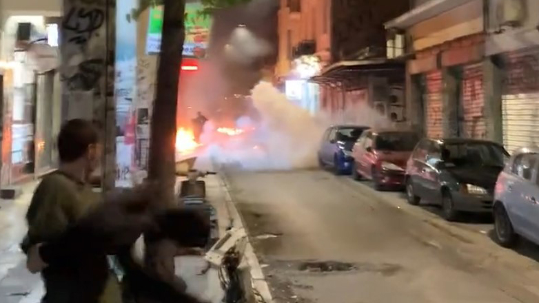 Διαδοχικές επιθέσεις τη νύχτα κατά των ΜΑΤ στα Εξάρχεια