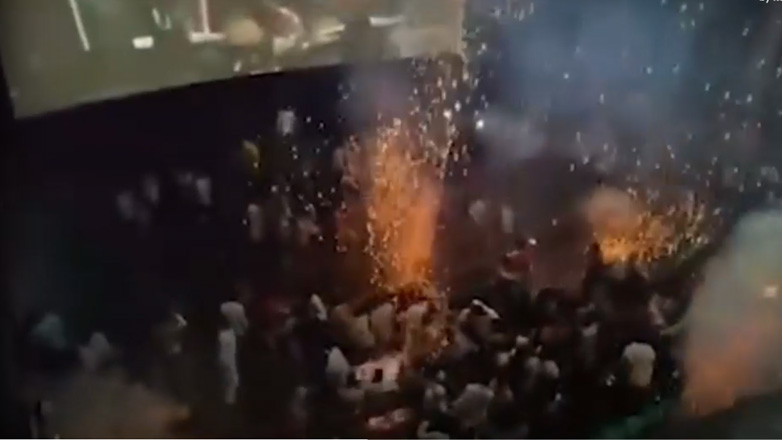 Θεατές σκάνε βεγγαλικά μέσα σε κινηματογράφο