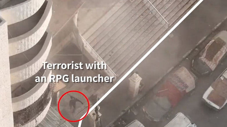 Το Ισραήλ δημοσίευσε βίντεο με μέλος της Χαμάς να κουβαλάει ρουκετοβόλο μπροστά στο νοσοκομείο Αλ Κουντς