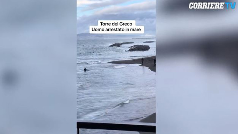 Ιταλία: 32χρονος προσπάθησε να διαφύγει τη σύλληψή του βουτώντας στη θάλασσα