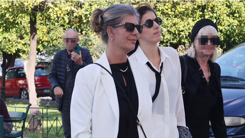 Σπύρος Φωκάς: Ντυμένες στα λευκά η σύζυγός του, Λίλιαν και η θετή του κόρη, Κωνσταντίνα στην κηδεία του