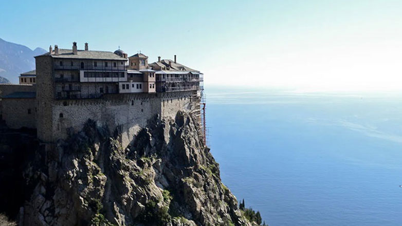 Περιζήτητη η θέση του Διοικητή του Αγίου Όρους – Οι μνηστήρες και τα διλήμματα (ή τρι-λήμματα) του Μαξίμου