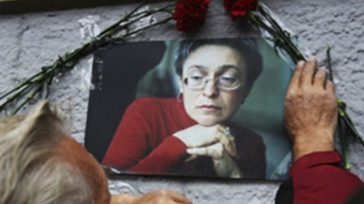 Ρωσία: Συνεργός στη δολοφονία της δημοσιογράφου Πολιτκόφσκαγια έλαβε χάρη αφού πολέμησε στην Ουκρανία