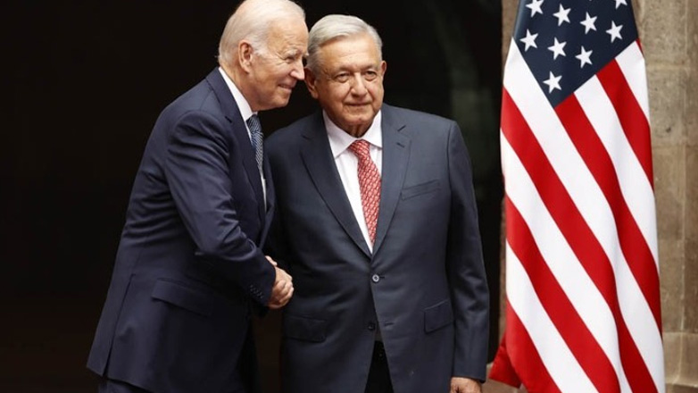 Μπάιντεν και Ομπραδόρ θα συναντηθούν την Παρασκευή για να συζητήσουν «τη διαχείριση της μετανάστευσης»