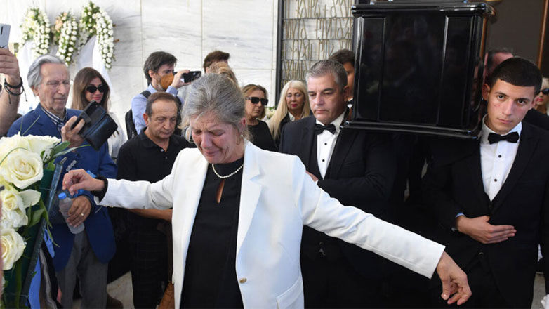 Σπύρος Φωκάς: Το ζεϊμπέκικο της συζύγου του, Λίλιαν μπροστά από το φέρετρό του στην κηδεία του