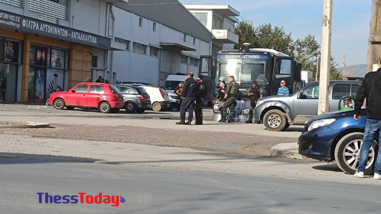 Θεσσαλονίκη: Ρομά έστησαν πύρινα οδοφράγματα – Διαμαρτύρονται για το θάνατο του 17χρονου στη Βοιωτία