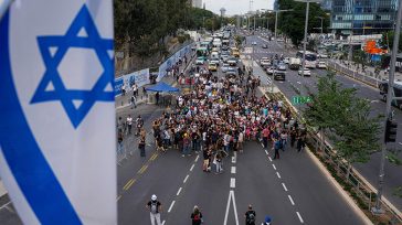 Ισραήλ: Συγγενείς ομήρων της Χαμάς πραγματοποιούν πορεία από το Τελ Αβίβ προς την Ιερουσαλήμ