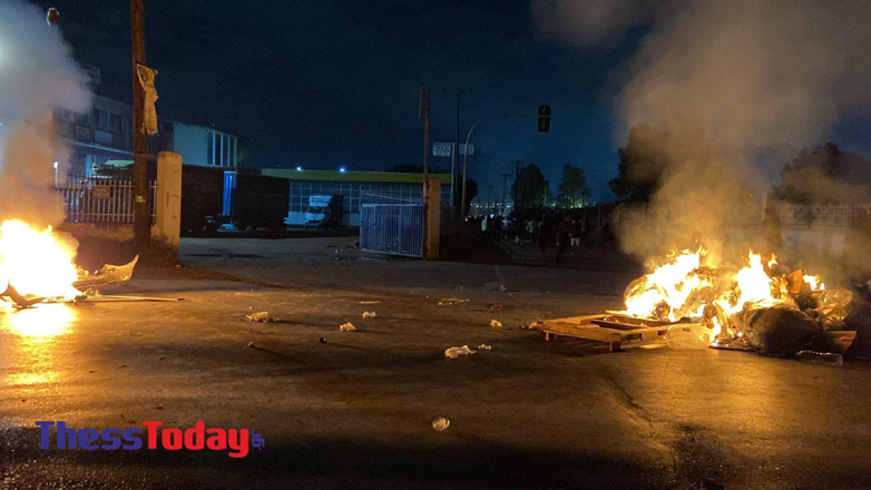 Θεσσαλονίκη: Πεδίο μάχης η Πόντου – Ρομά έστησαν πύρινα οδοφράγματα