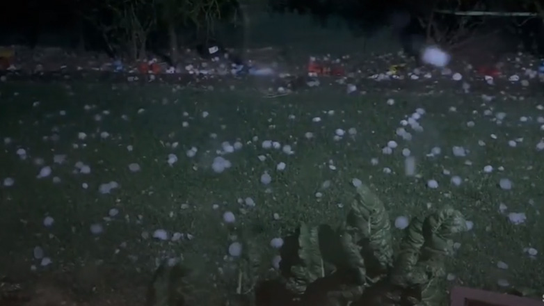 Καταιγίδα με χαλάζι σαν μπαλάκια του τένις