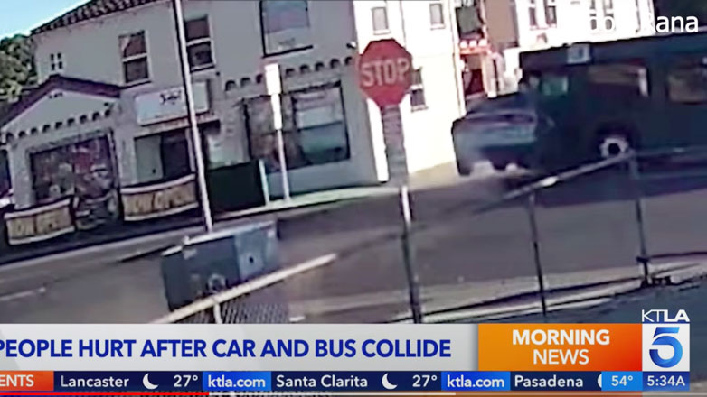 Παραβίασε STOP, χτύπησε σε σαμαράκι, απογειώθηκε και όσο ήταν στον αέρα, τον χτύπησε λεωφορείο