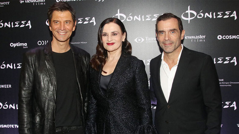 Φόνισσα: Πλήθος επωνύμων στην πρεμιέρα της ταινίας στο θέατρο Παλλάς Φόνισσα: Πλήθος επωνύμων στην πρεμιέρα της ταινίας στο θέατρο Παλλάς