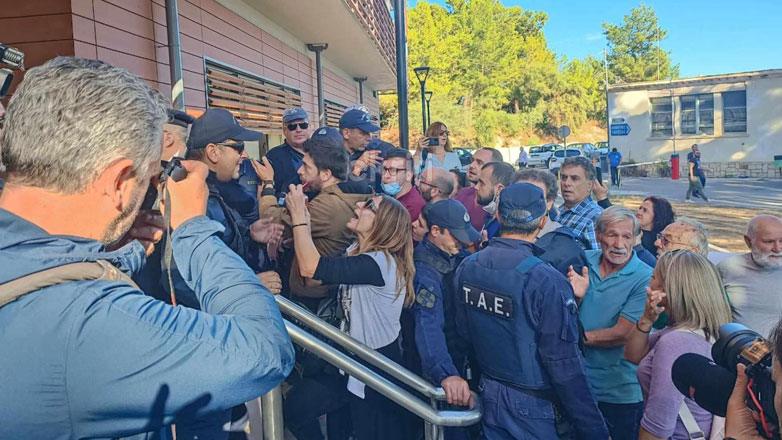 Ηράκλειο: Με πανό και διαμαρτυρίες η υποδοχή του Μ. Χρυσοχοΐδη στο Βενιζέλειο – Ένταση και διαπληκτισμοί