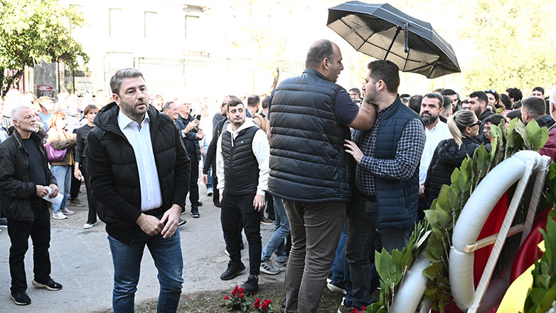 Πολυτεχνείο: Η στιγμή που πέταξαν καφέδες στον Ανδρουλάκη