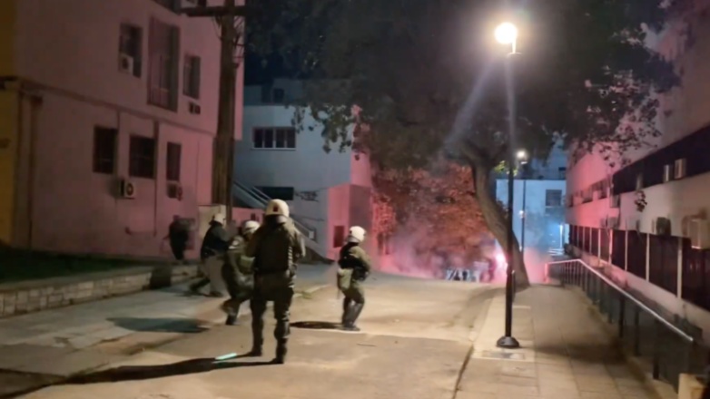 ΑΠΘ: Επεισόδια ανάμεσα σε κουκουλοφόρους και ΜΑΤ για τον θάνατο του 17χρονου