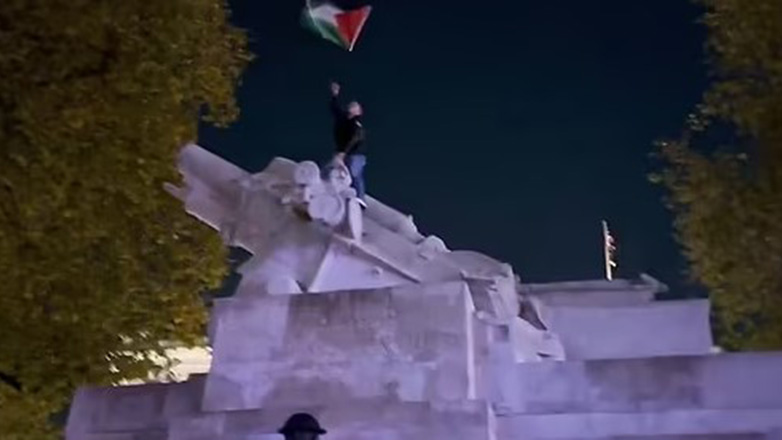 Βρετανία: Φιλοπαλαιστίνιοι διαδηλωτές που σκαρφάλωσαν σε μνημείο του Λονδίνου προκάλεσαν την οργή της κυβέρνησης