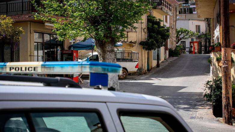 Έπεισαν ηλικιωμένη να πετάξει από το μπαλκόνι 8.400 ευρώ