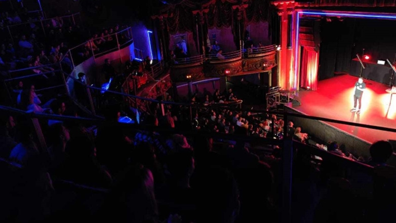 Sold out οι παραστάσεις του Αλέξανδρου Τσουβέλα στο Ηνωμένο Βασίλειο