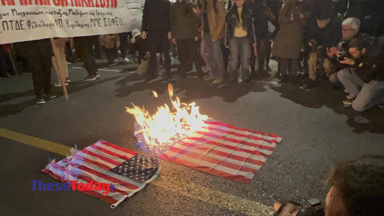 Θεσσαλονίκη – Πολυτεχνείο: Έκαψαν τη σημαία των ΗΠΑ στο Αμερικανικό Προξενείο