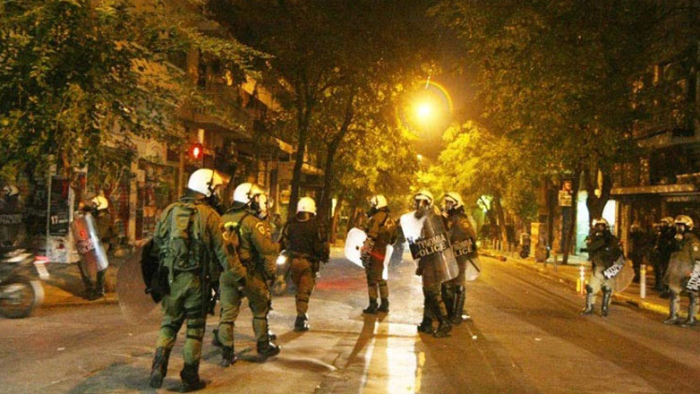 Με εγκαύματα δευτέρου βαθμού αστυνομικός της ΟΠΚΕ ύστερα από επίθεση στα Εξάρχεια