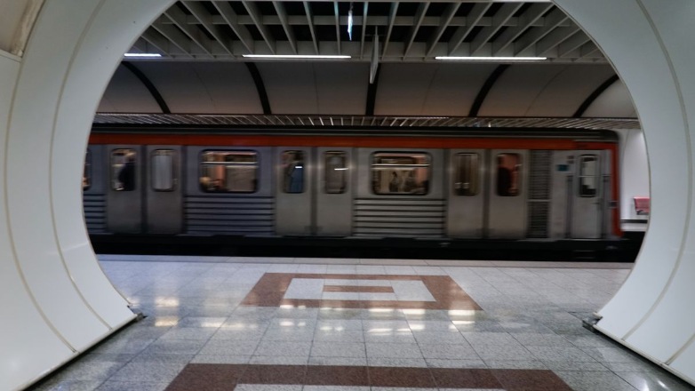 Επίθεση χούλιγκαν με καπνογόνο σε βαγόνι του Μετρό – Τι απαντά η ΣΤΑΣΥ