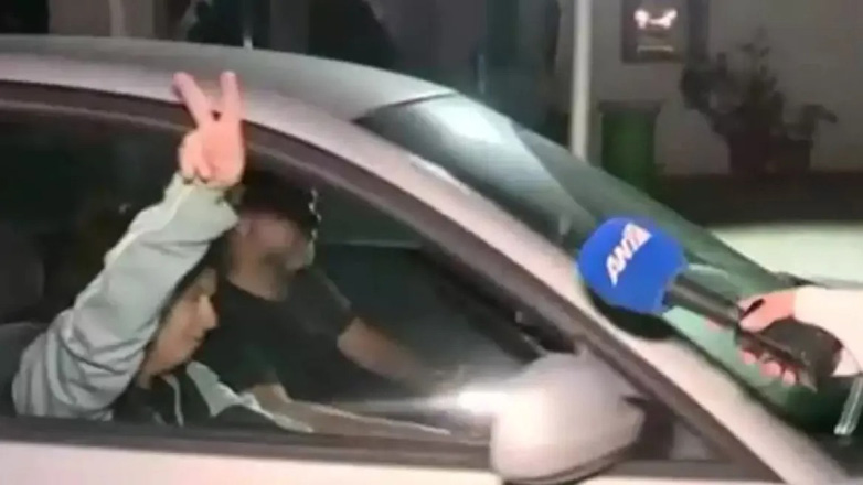 Πόλα Ρούπα: Βγήκε από τη φυλακή κάνοντας το σήμα της νίκης