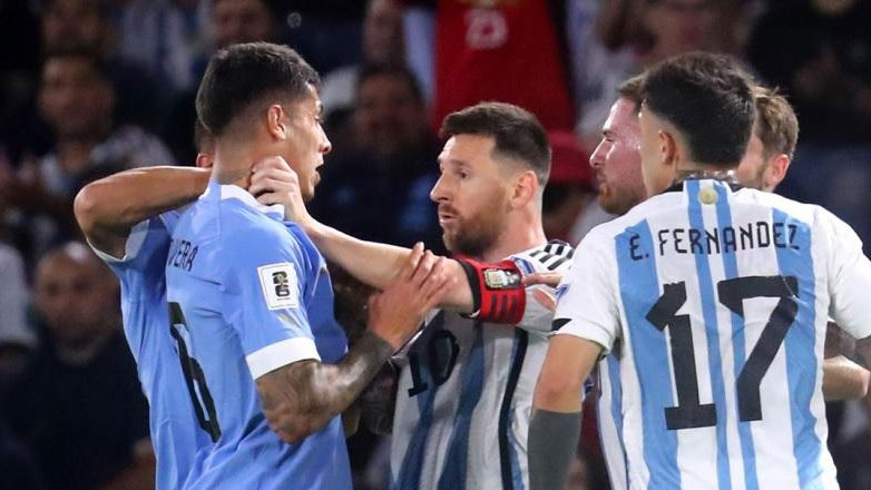 Ο Μέσι έπιασε από τον λαιμό αντίπαλο στο Αργεντινή-Ουρουγουάη