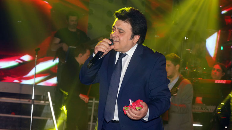 Βασίλης Τερλέγκας: Ολόκληρο το βίντεο από τη στιγμή που θαμώνας αρπάζει τον τραγουδιστή