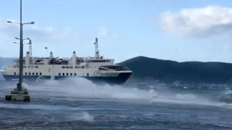 «Αχαιός»: Επέστρεψε στον Πειραιά μετά από πολύωρη μάχη με τα κύματα – Ταλαιπωρία για 330 επιβάτες