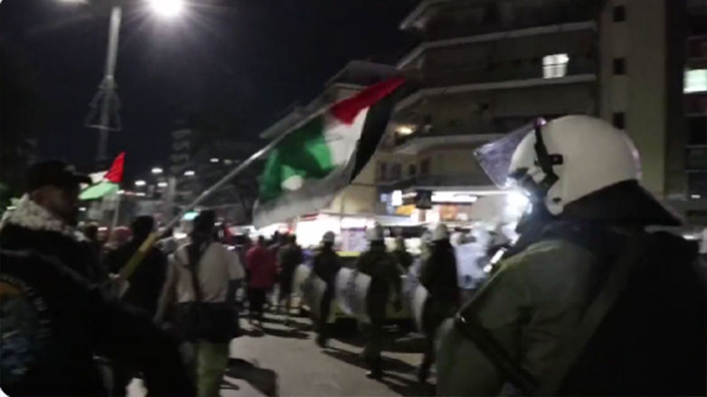 Πορεία Πολυτεχνείου: Βίντεο που εκθέτει αστυνομικό των ΜΑΤ κάνει το γύρο του διαδικτύου