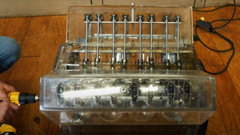 Έχετε απορία για το πως δουλεύει ένας V8 βενζινοκινητήρας; Δείτε αυτή τη διάφανη μηχανή σε λειτουργία