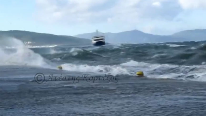 Αίγινα: Η μάχη του πλοίου «Αχαιός» για να δέσει στο λιμάνι – Συγκλονιστικό βίντεο