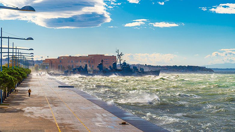 Θεσσαλονίκη: Στο έλεος των κυμάτων το «Βέλος» – Εντυπωσιακές εικόνες