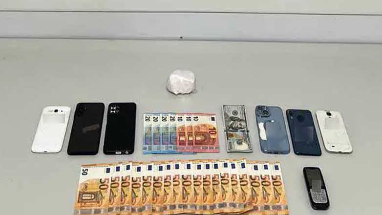 Χειροπέδες σε 34χρονο σε βάρος του οποίου εκκρεμούσε ένταλμα σύλληψης για υπόθεση ναρκωτικών στην Κυψέλη