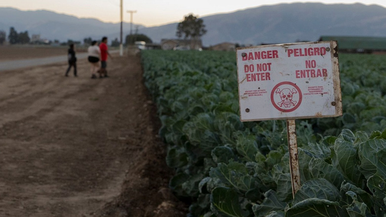 Πιστεύουν ότι τα φυτοφάρμακα τους προκάλεσαν καρκίνο, αλλά είναι σχεδόν αδύνατο να το αποδείξουν
