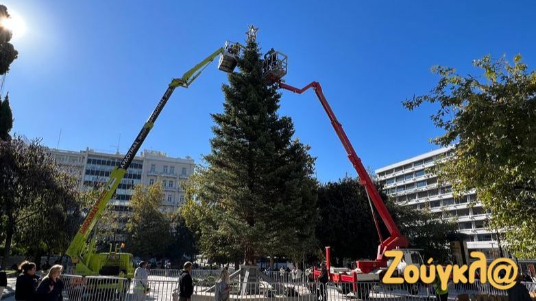 Στολίζεται το χριστουγεννιάτικο δέντρο στην πλατεία Συντάγματος