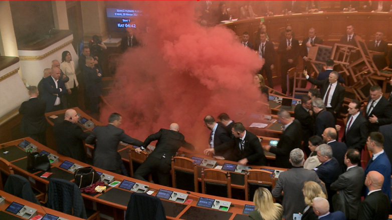 Αλβανία: Καπνογόνα στη Βουλή από την αντιπολίτευση ως διαμαρτυρία για τον προϋπολογισμό