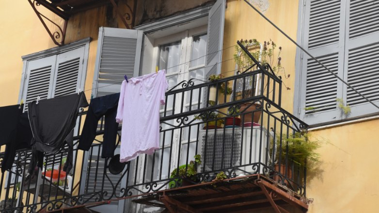 Σέρρες: Έπεισαν ηλικιωμένη να πετάξει από το μπαλκόνι 78 χρυσές λίρες για δήθεν χειρουργική επέμβαση