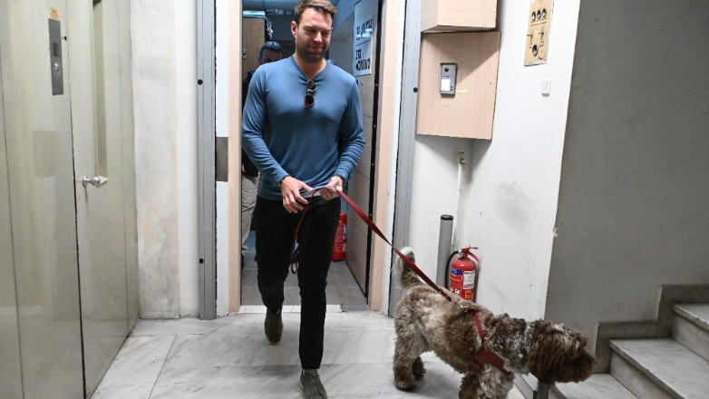 Κασσελάκης: Παρέα με τον σκύλο του «Στο Κόκκινο»