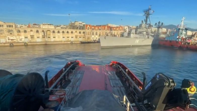 Καρέ – καρέ η ρυμούλκηση του αντιτορπιλικού «Βέλος» στις εγκαταστάσεις του ΟΛΘ