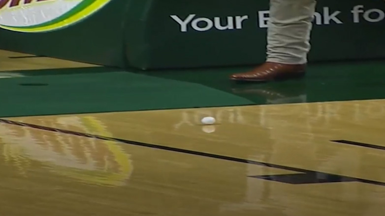 Θεατής χτυπά επιτυχώς μπαλάκι του γκολφ και κερδίζει 5,000 δολάρια