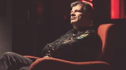 Τα Χριστούγεννα «ανάβουν» στη Βαμβακού με τον Φοίβο Δεληβοριά live