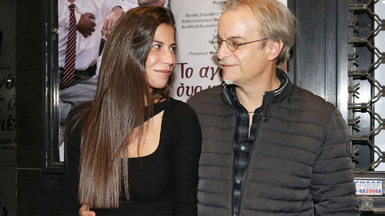 Μίλτος Πασχαλίδης: Σπάνια εμφάνιση με την κούκλα σύντροφό του στο θέατρο