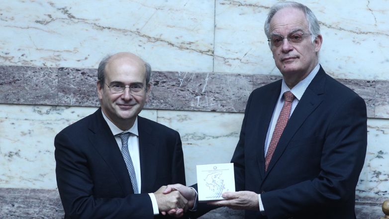 Κατατέθηκε ο προϋπολογισμός 2024 – Μειωμένοι συντελεστές ΦΠΑ, αυξήσεις στο δημόσιο