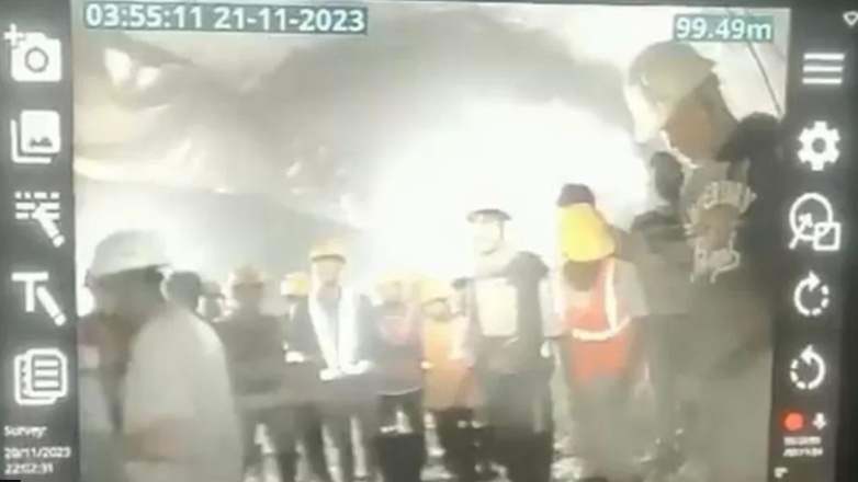 Ινδία: Μέσω κάμερας η επαφή με τους 41 εγκλωβισμένους εργάτες κάτω από τη σήραγγα