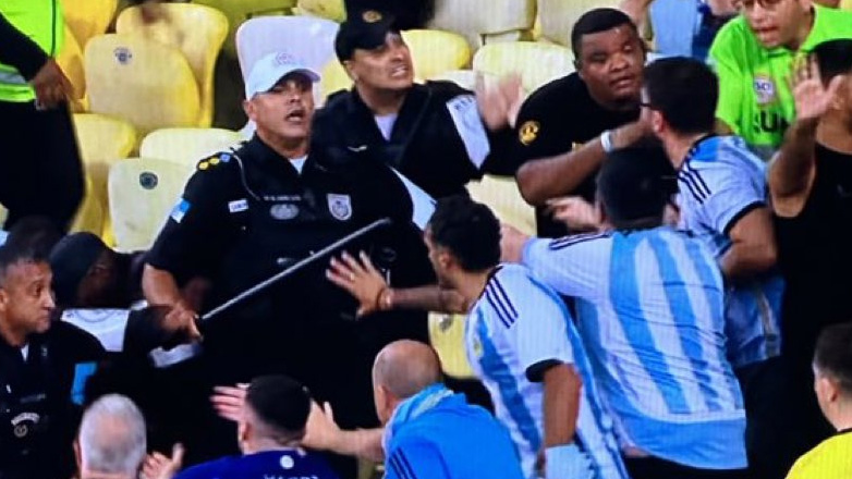 «Χαμός» πριν την έναρξη του ντέρμπι Βραζιλία – Αργεντινή και ξύλο μεταξύ οπαδών!