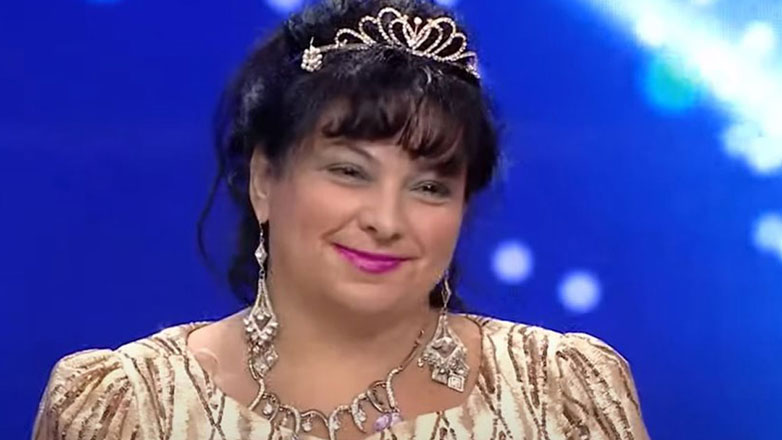 Ελένη Καριολάκη: Τι λένε ο σύζυγος και οι γείτονες της για τον ξαφνικό θάνατό της – «Τα δάχτυλά της ήταν δαγκωμένα»