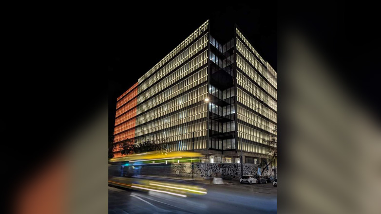 Φωταγωγήθηκε το εμβληματικό κτήριο Μινιόν στο κέντρο της Αθήνας