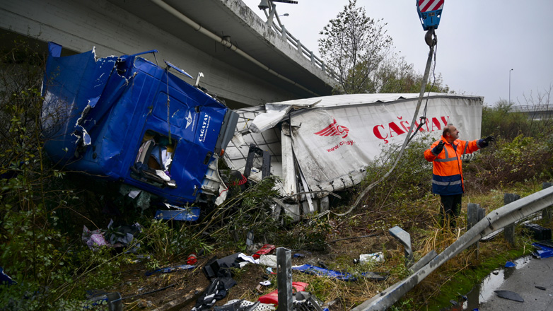 Θεσσαλονίκη: Καρέ καρέ η ανάσυρση της νταλίκας που έπεσε από γέφυρα