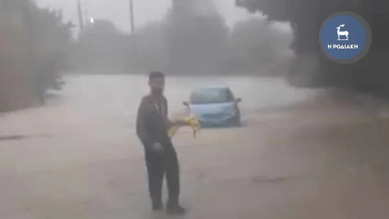 Ρόδος: «Ποτάμια» οι δρόμοι από την κακοκαιρία που πλήττει το νησί – Άνδρας εγκατέλειψε το αυτοκίνητό του