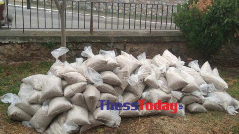 Κακοκαιρία Alexis: Σακιά με αλάτι σε εκκλησίες και σχολεία στον Χορτιάτη για τα χιόνια